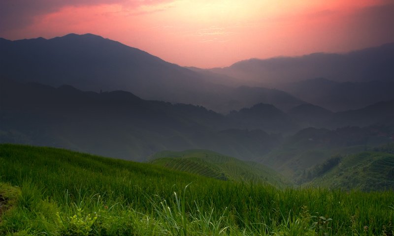 Обои трава, горы, закат, пейзаж, туман, поле, grass, mountains, sunset, landscape, fog, field разрешение 3000x2000 Загрузить