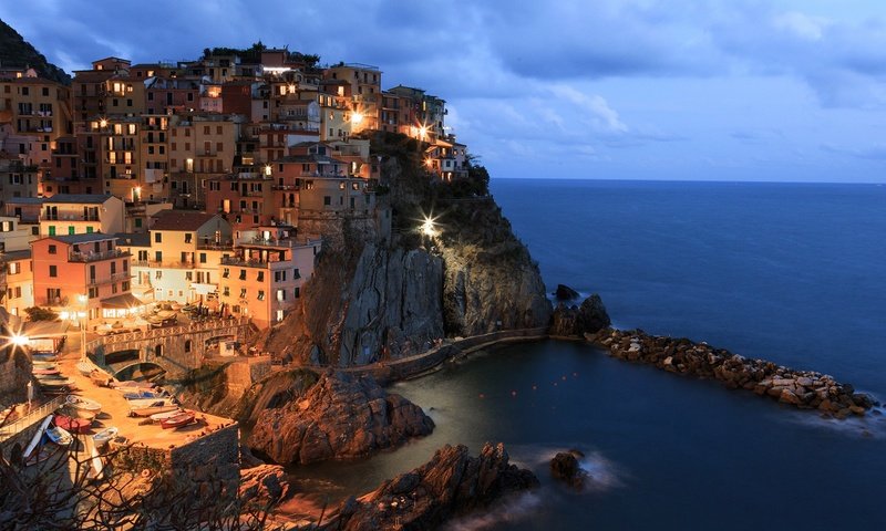 Обои огни, скалы, море, дома, италия, манарола, чинкве-терре, lights, rocks, sea, home, italy, manarola, cinque terre разрешение 2560x1080 Загрузить