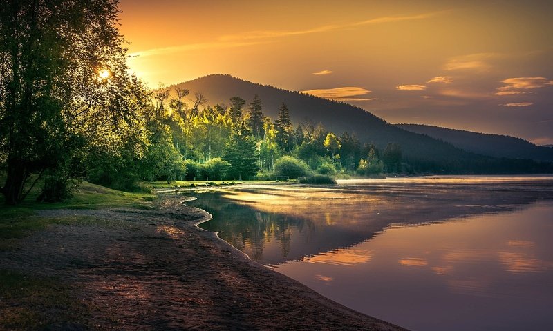 Обои деревья, озеро, горы, солнце, берег, лес, утро, рассвет, trees, lake, mountains, the sun, shore, forest, morning, dawn разрешение 1920x1200 Загрузить