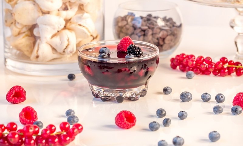 Обои малина, ягоды, черника, raspberry, berries, blueberries разрешение 2000x1333 Загрузить