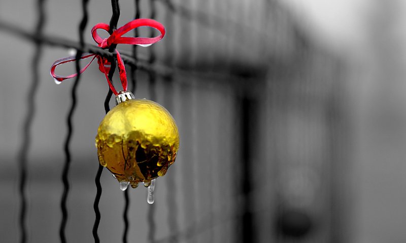 Обои новый год, капли, забор, шар, рождество, елочная игрушка, new year, drops, the fence, ball, christmas, christmas toy разрешение 1920x1200 Загрузить