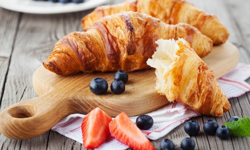 Обои клубника, ягоды, черника, выпечка, десерт, круассаны, strawberry, berries, blueberries, cakes, dessert, croissants разрешение 2000x1319 Загрузить