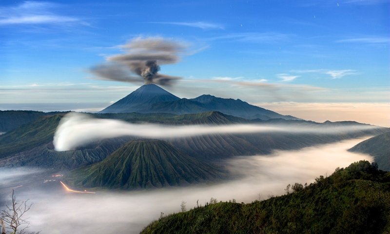 Обои облака, горы, остров, вулкан, индонезия, clouds, mountains, island, the volcano, indonesia разрешение 1920x1280 Загрузить