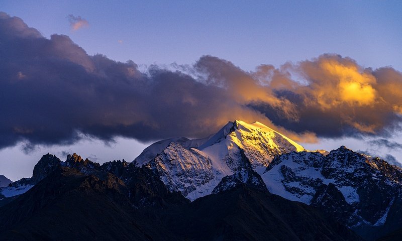 Обои небо, облака, горы, снег, закат, снежные вершины, the sky, clouds, mountains, snow, sunset, snowy peaks разрешение 1920x1281 Загрузить