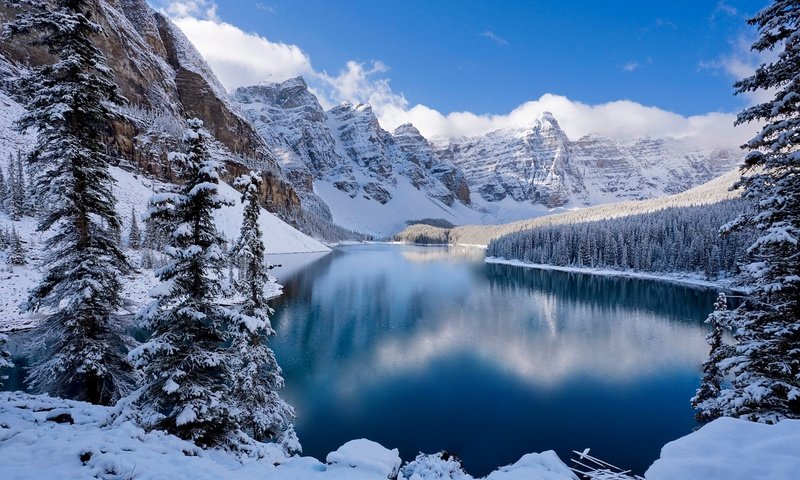 Обои небо, зима, облака, озеро, горы, скалы, снег, природа, лес, the sky, winter, clouds, lake, mountains, rocks, snow, nature, forest разрешение 1920x1200 Загрузить