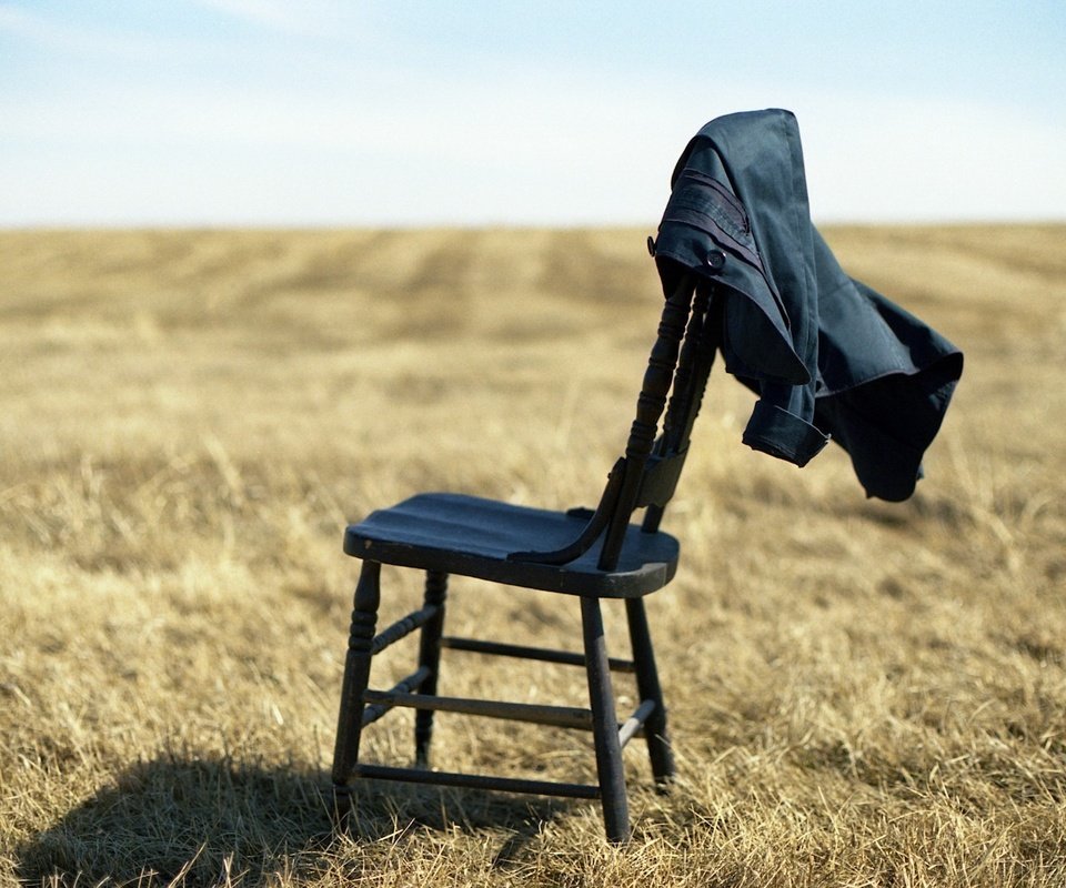 Обои поле, стул, куртка, field, chair, jacket разрешение 1920x1200 Загрузить