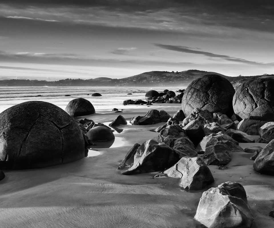 Обои камни, берег, черно-белая, круглые, stones, shore, black and white, round разрешение 2560x1600 Загрузить