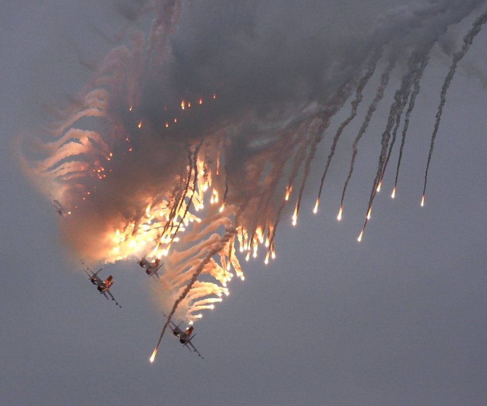 Обои самолет, полет, авиашоу, макс, русские витязи, the plane, flight, airshow, max, russian knights разрешение 2000x1485 Загрузить