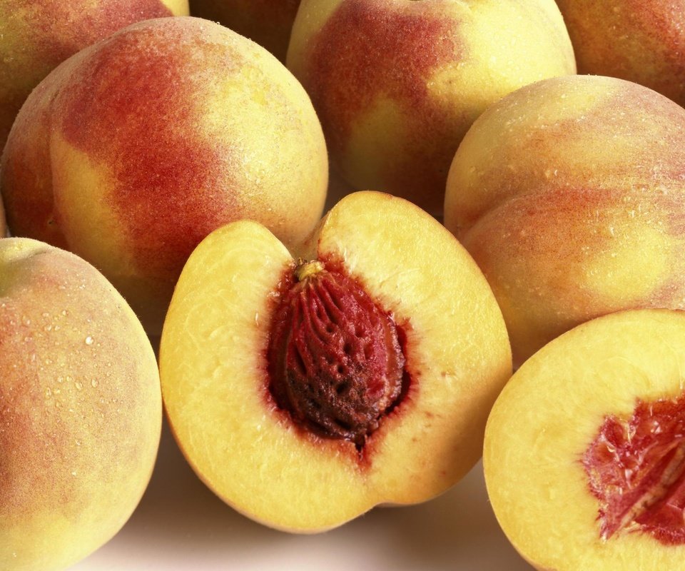 Обои фрукты, персики, косточка, половинки, fruit, peaches, bone, halves разрешение 2000x1333 Загрузить