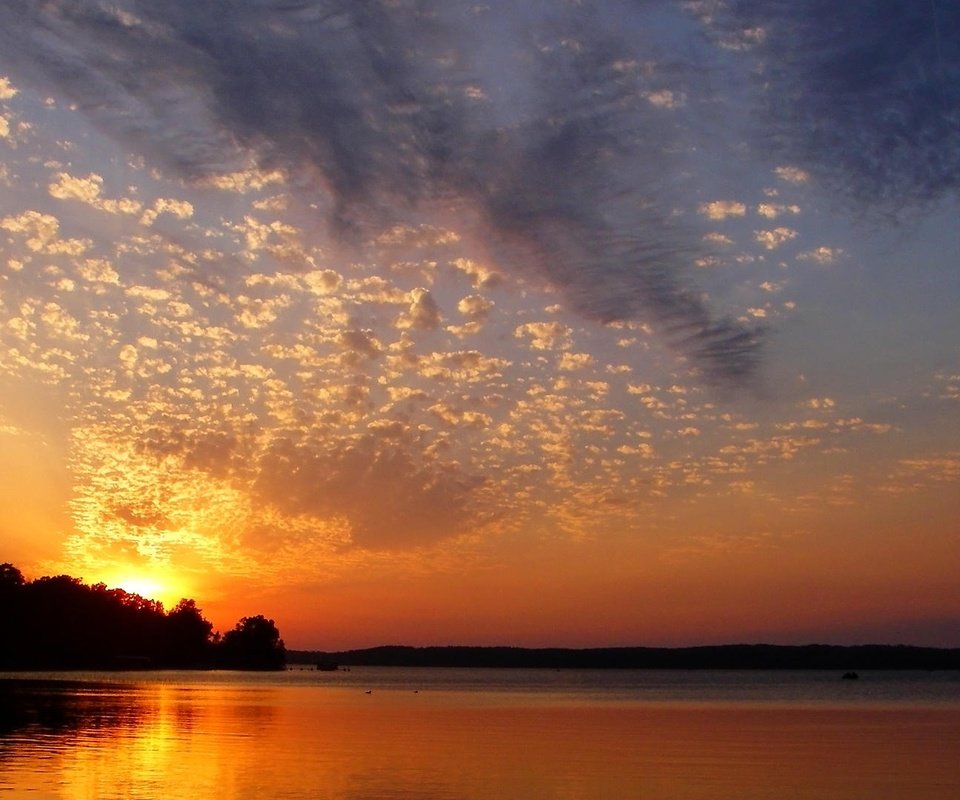 Обои небо, облака, вечер, озеро, закат, горизонт, the sky, clouds, the evening, lake, sunset, horizon разрешение 1920x1080 Загрузить