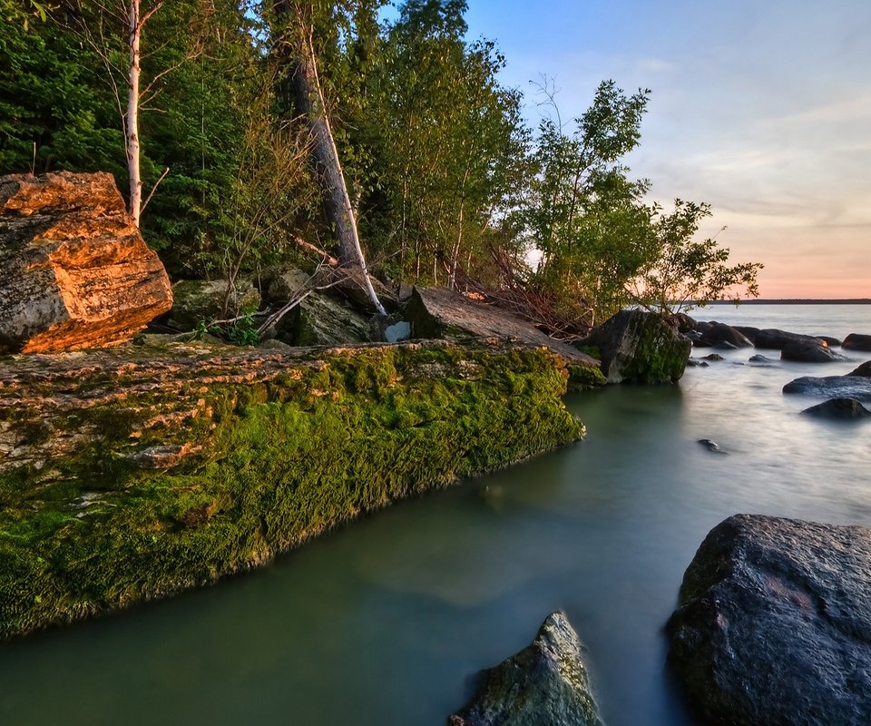 Обои озеро, камни, берег, лес, мох, вода гладкая поверхность, lake, stones, shore, forest, moss разрешение 1920x1080 Загрузить