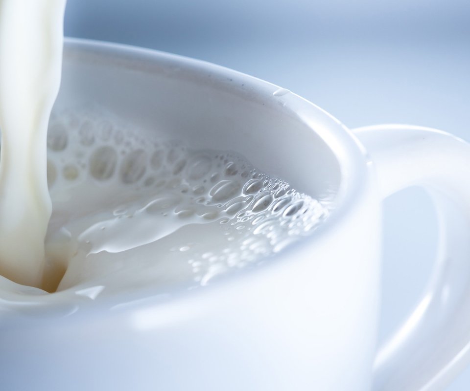 Обои кружка, чашка, молоко, крупным планом, молока, mug, cup, milk, closeup разрешение 2560x1600 Загрузить