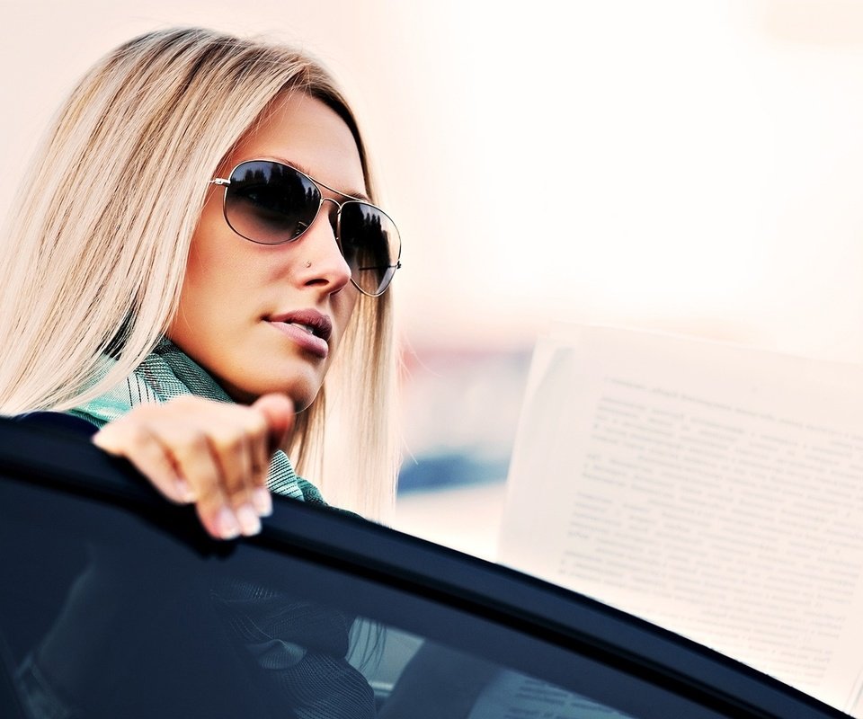 Обои девушка, блондинка, взгляд, авто, солнечные очки, girl, blonde, look, auto, sunglasses разрешение 1920x1080 Загрузить