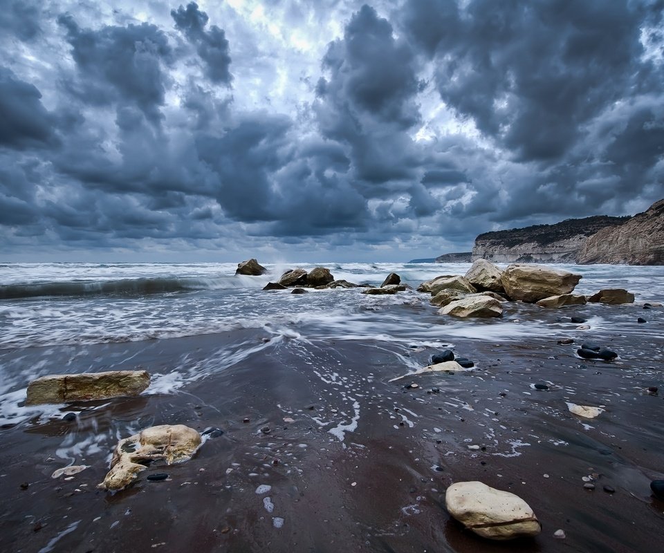 Обои небо, тучи, океан, облака, вода, скалы, природа, камни, берег, волны, the sky, the ocean, clouds, water, rocks, nature, stones, shore, wave разрешение 2560x1600 Загрузить