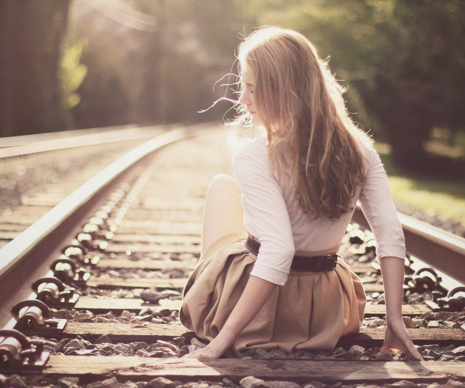 Обои железная дорога, рельсы, девушка, настроение, блондинка, длинные волосы, сидя, солнечный свет, railroad, rails, girl, mood, blonde, long hair, sitting, sunlight разрешение 1920x1200 Загрузить