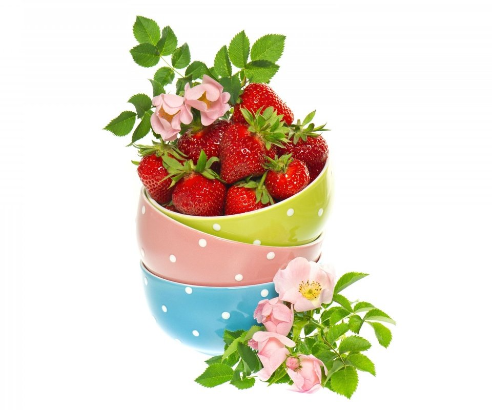 Обои ягода, клубника, шиповник, миски, berry, strawberry, briar, bowls разрешение 1920x1200 Загрузить