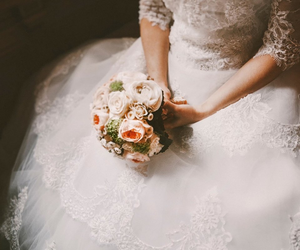 Обои платье, букет, свадьба, невеста, свадебная платье, dress, bouquet, wedding, the bride, wedding dress разрешение 1920x1080 Загрузить