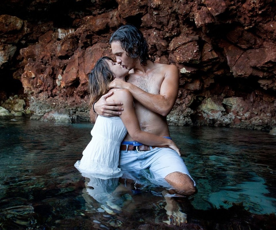 Обои вода, камни, девушка, парень, любовь, пара, поцелуй, water, stones, girl, guy, love, pair, kiss разрешение 1920x1080 Загрузить