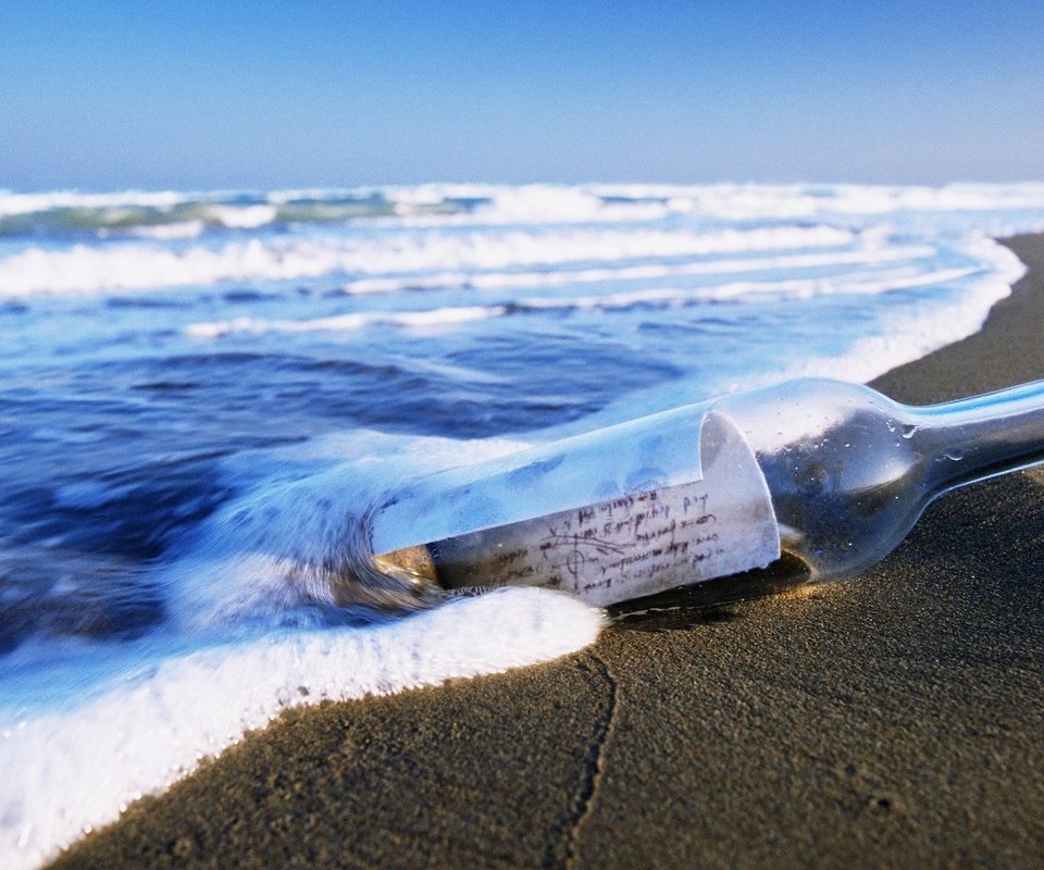 Обои бутылка с письмом на берегу, bottle with a letter on the bank разрешение 1920x1080 Загрузить