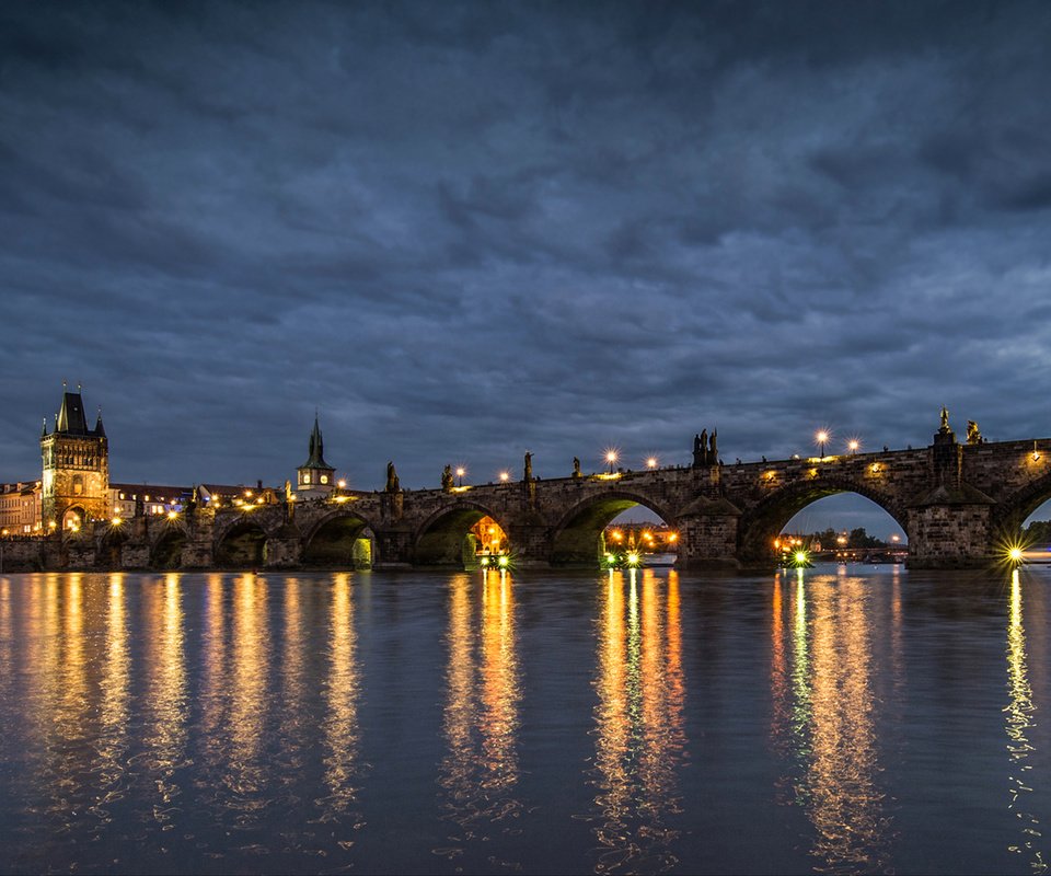 Обои небо, карлов мост, свет, чехия, огни, praha, česká republika, вечер, karlův most, чешская республика, река, влтава, отражение, чешка, город, прага, the sky, charles bridge, light, czech republic, lights, the evening, river, vltava, reflection, czech, the city, prague разрешение 2200x1139 Загрузить