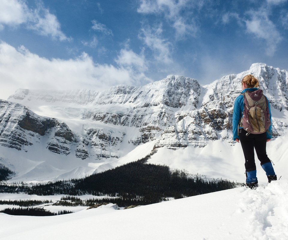 Обои небо, облака, горы, снег, лес, девушка, лыжи, the sky, clouds, mountains, snow, forest, girl, ski разрешение 1920x1200 Загрузить