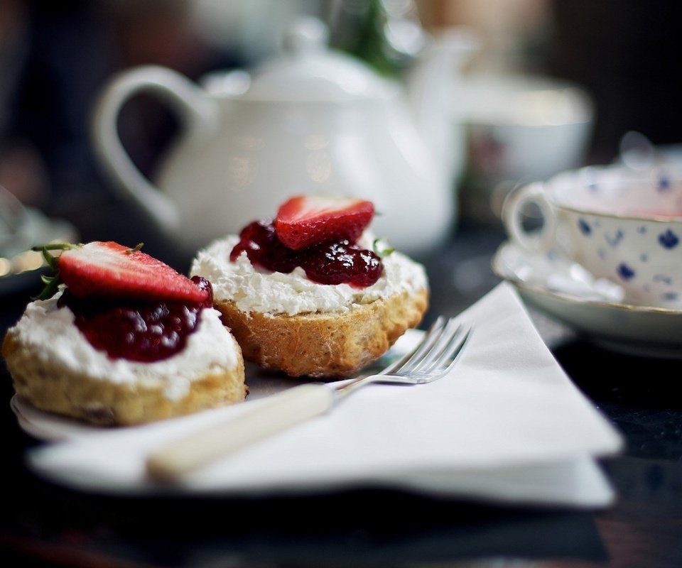 Обои клубника, чай, чайник, чашки, пирожное, булочки, сметана, салфетки, strawberry, tea, kettle, cup, cake, buns, sour cream, swipe разрешение 1920x1200 Загрузить