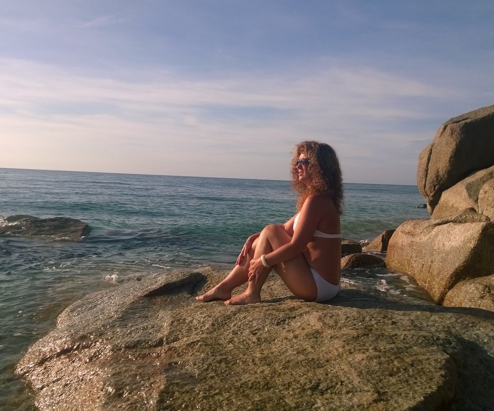 Обои берег, девушка, настроение, море, скала, смотрит, даль, сидит, shore, girl, mood, sea, rock, looks, dal, sitting разрешение 2560x1600 Загрузить