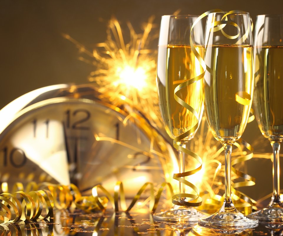 Обои часы, праздник, шампанское, фужеры, watch, holiday, champagne, glasses разрешение 5616x3744 Загрузить