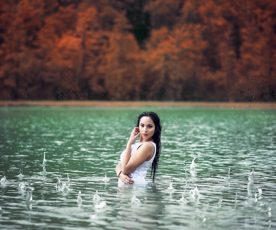 Обои озеро, девушка, дождь, lake, girl, rain разрешение 2000x1335 Загрузить