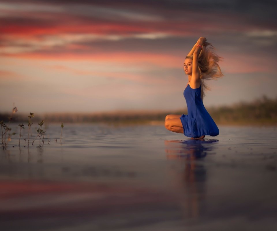 Обои вода, закат, девушка, отражение, платье, блондинка, water, sunset, girl, reflection, dress, blonde разрешение 2048x1465 Загрузить