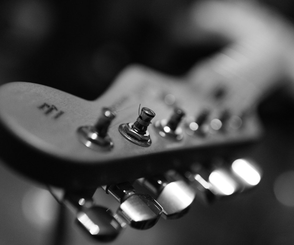 Обои макро, гитара, музыка, чёрно-белое, dustin gaffke, macro, guitar, music, black and white разрешение 1931x1280 Загрузить