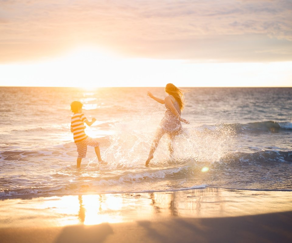 Обои закат, настроение, море, пляж, мальчик, женщина, sunset, mood, sea, beach, boy, woman разрешение 2927x1948 Загрузить