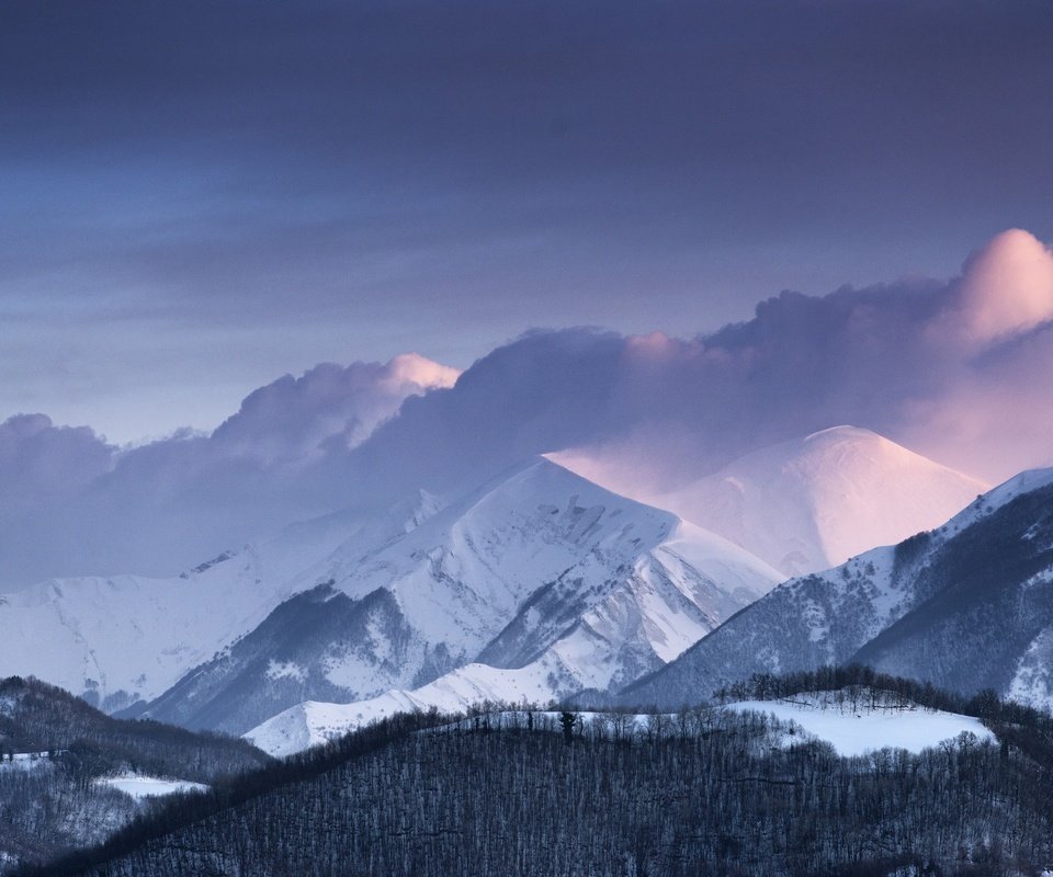 Обои небо, облака, снег, зима, италия, апеннинские горы, the sky, clouds, snow, winter, italy, the apennine mountains разрешение 2048x1365 Загрузить