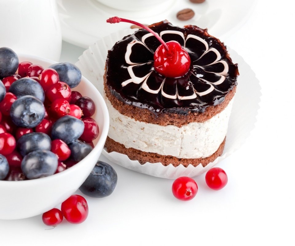 Обои ягоды, черника, сладкое, десерт, пирожное, вишенка, клюква, berries, blueberries, sweet, dessert, cake, cherry, cranberry разрешение 1920x1308 Загрузить