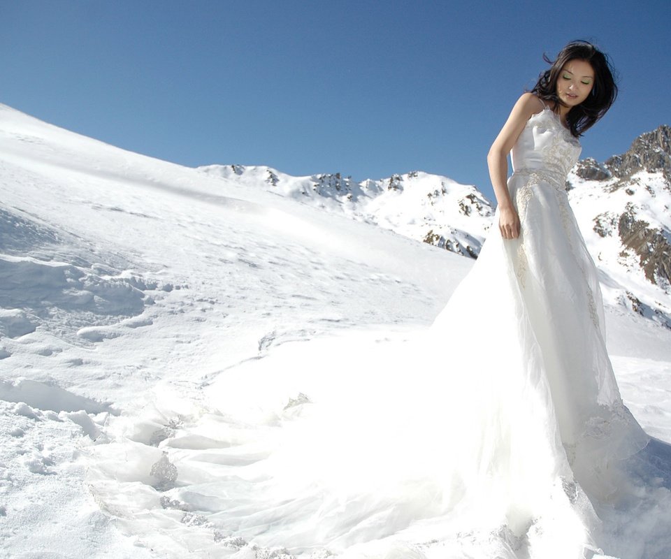 Обои горы, снег, девушка, платье, азиатка, mountains, snow, girl, dress, asian разрешение 1920x1200 Загрузить