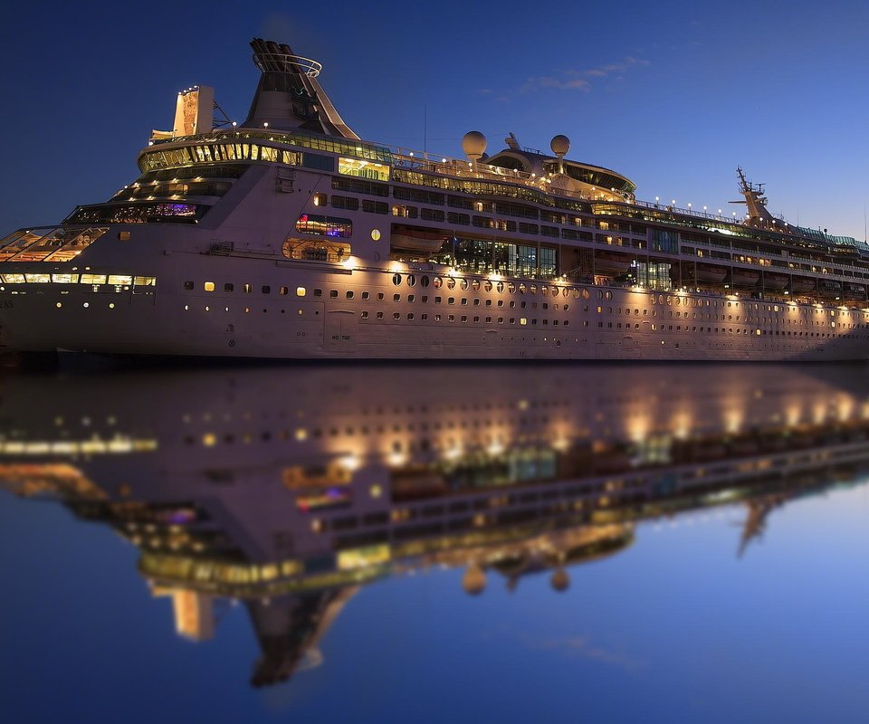 Обои огни, вода, вечер, отражение, лайнер, круизный корабль, lights, water, the evening, reflection, liner, cruise ship разрешение 2048x1365 Загрузить