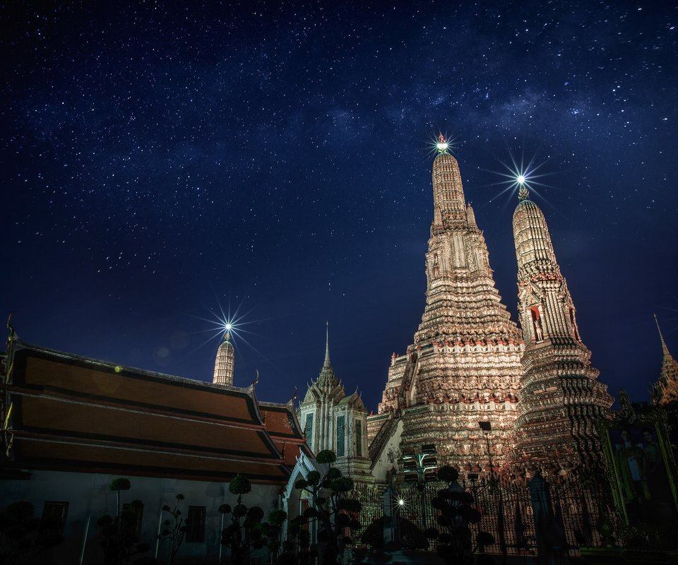 Обои небо, храм, звезды, таиланд, бангкок, арун храм, the sky, temple, stars, thailand, bangkok, arun temple разрешение 2048x1383 Загрузить