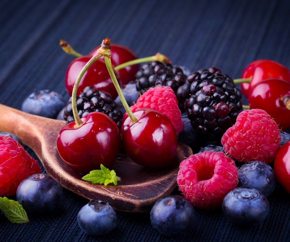 Обои малина, черешня, ягоды, лесные ягоды, черника, ежевика, парное, raspberry, cherry, berries, blueberries, blackberry, fresh разрешение 5472x3648 Загрузить