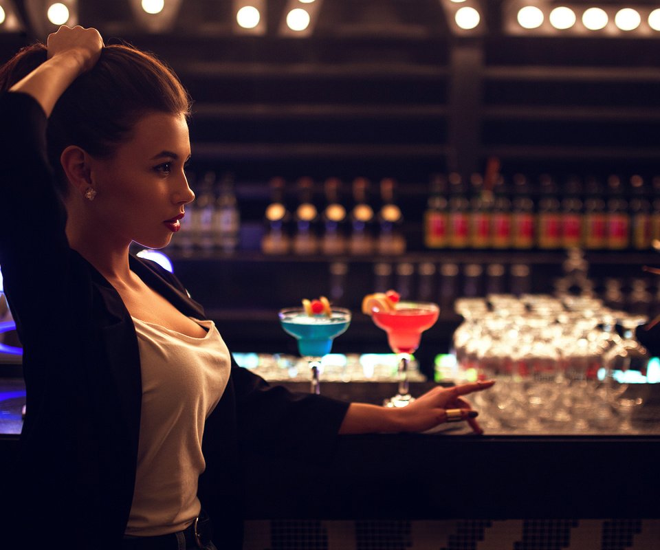 Обои девушка, бар, напитки, стойка, в баре, иван горохов, girl, bar, drinks, stand, at the bar, ivan gorokhov разрешение 2000x1255 Загрузить