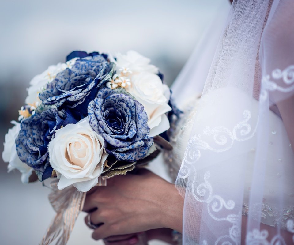 Обои цветы, букет, руки, невеста, свадебный, flowers, bouquet, hands, the bride, wedding разрешение 6016x3817 Загрузить