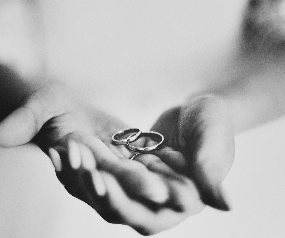Обои чёрно-белое, руки, кольца, обручальные, black and white, hands, ring, wedding разрешение 3240x2160 Загрузить