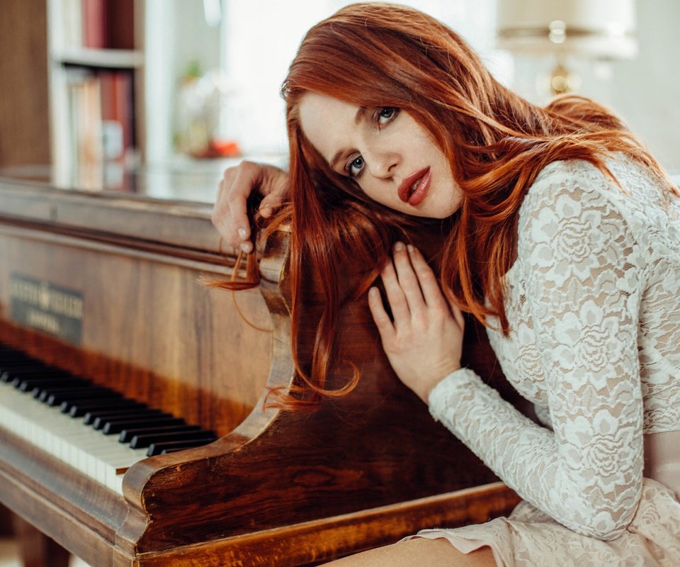 Обои глаза, девушка, рыжая, волосы, губы, лицо, пианино, eyes, girl, red, hair, lips, face, piano разрешение 2880x1920 Загрузить