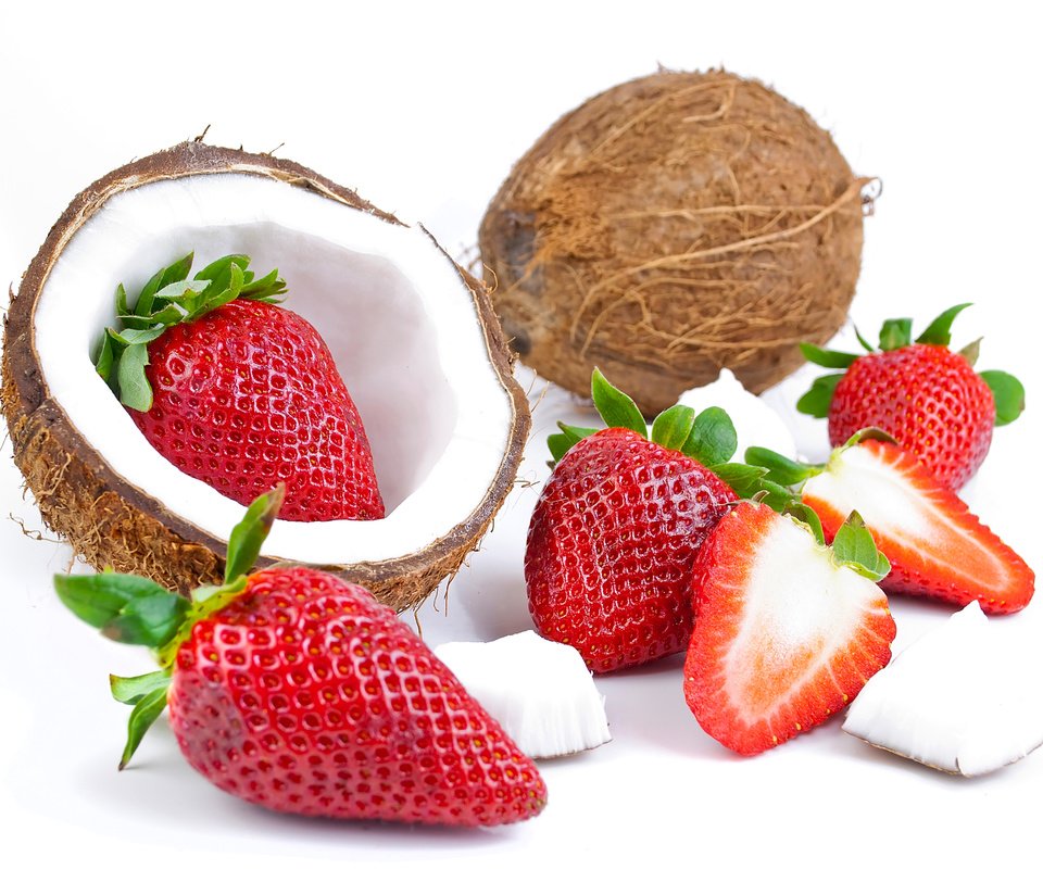 Обои клубника, ягоды, белый фон, плоды, кокосы, strawberry, berries, white background, fruit, coconuts разрешение 4200x3000 Загрузить