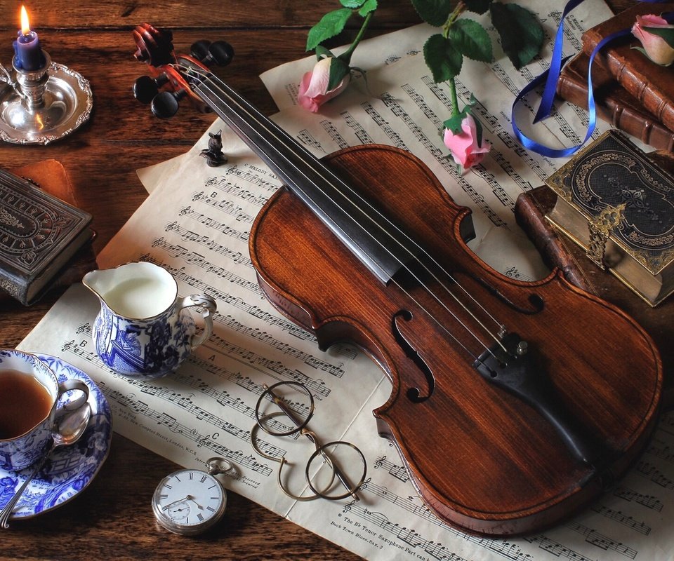 Обои розы, натюрморт, ноты, скрипка, очки, книги, часы, чай, молоко, roses, still life, notes, violin, glasses, books, watch, tea, milk разрешение 1920x1280 Загрузить