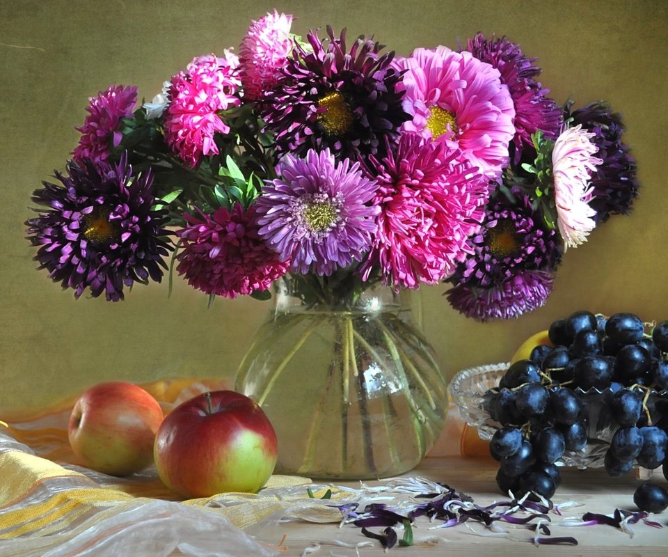 Обои виноград, фрукты, яблоки, букет, натюрморт, астры, grapes, fruit, apples, bouquet, still life, asters разрешение 1920x1243 Загрузить