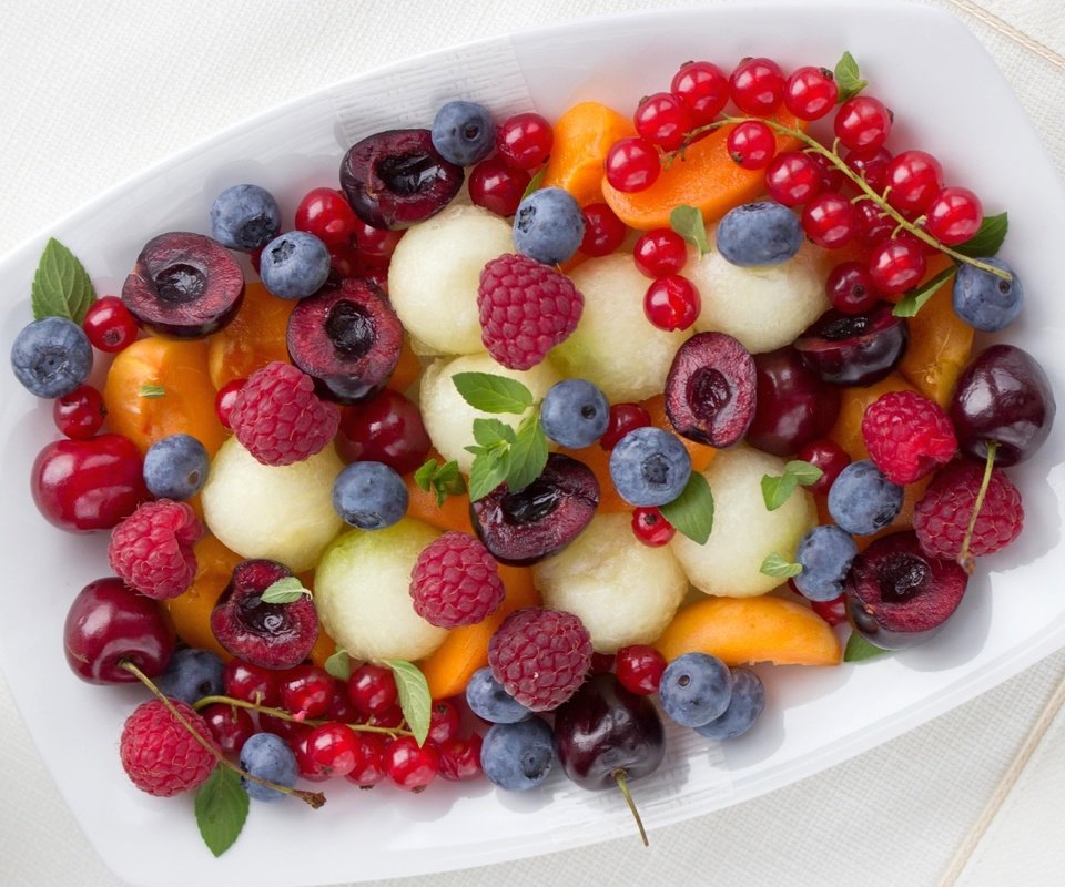 Обои малина, фрукты, черешня, абрикос, ягоды, смородина, голубика, raspberry, fruit, cherry, apricot, berries, currants, blueberries разрешение 2000x1479 Загрузить