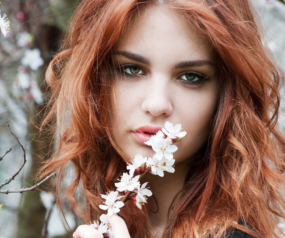 Обои девушка, взгляд, весна, волосы, зеленые глаза, веточки, girl, look, spring, hair, green eyes, twigs разрешение 6981x4990 Загрузить