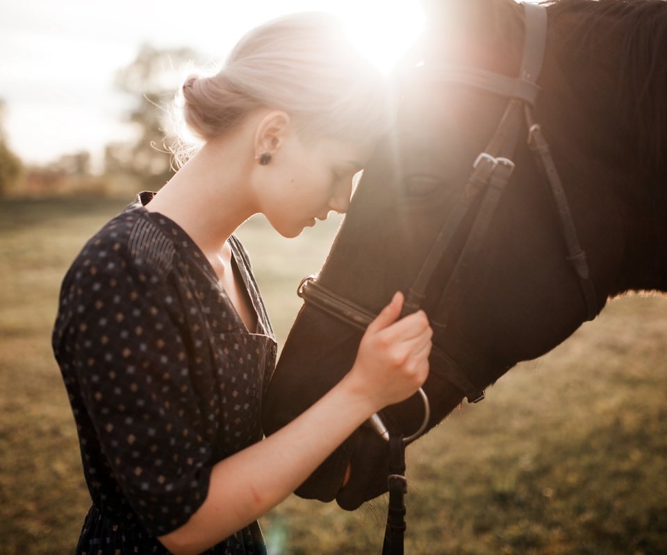 Обои лошадь, природа, девушка, настроение, профиль, конь, закрытые глаза, horse, nature, girl, mood, profile, closed eyes разрешение 5616x3744 Загрузить
