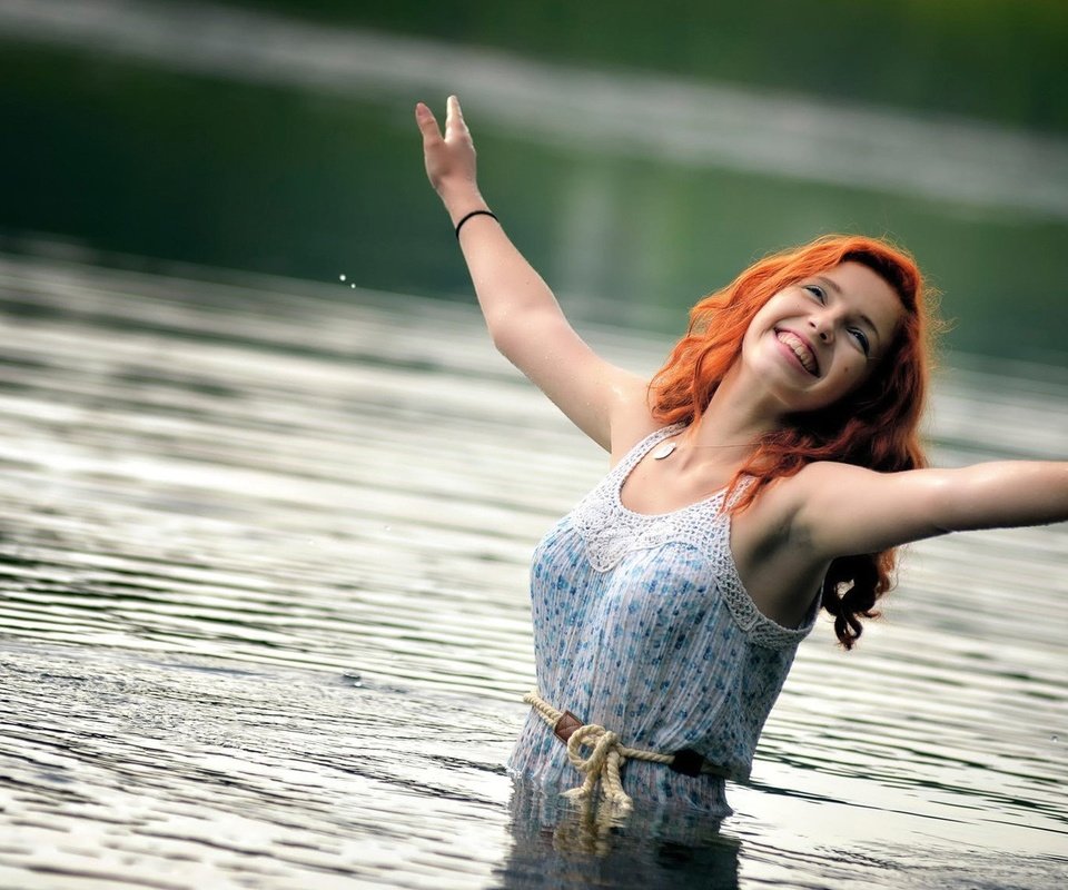 Обои вода, девушка, платье, улыбка, рыжеволосая, руки вверх, water, girl, dress, smile, redhead, hands up разрешение 1920x1080 Загрузить