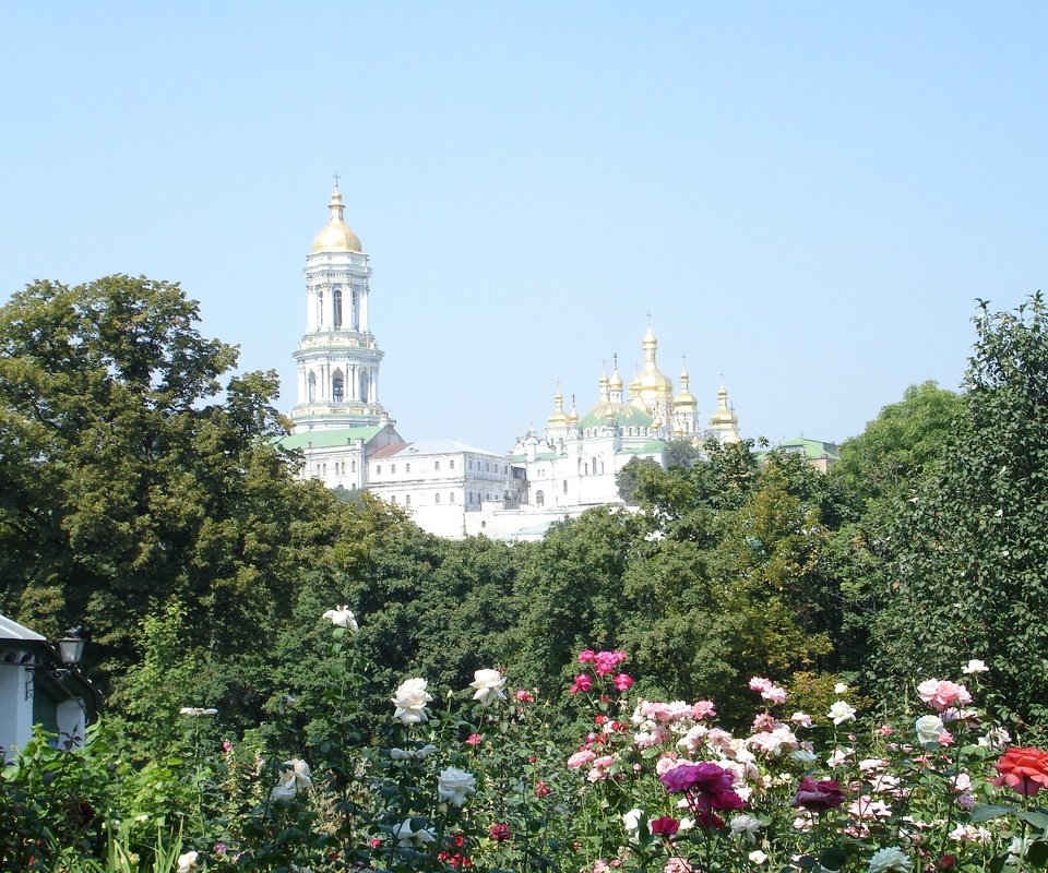 Обои небо, лето, розы, украина, киев, киево - печерская лавра, the sky, summer, roses, ukraine, kiev, kiev - pechersk lavra разрешение 2048x1536 Загрузить